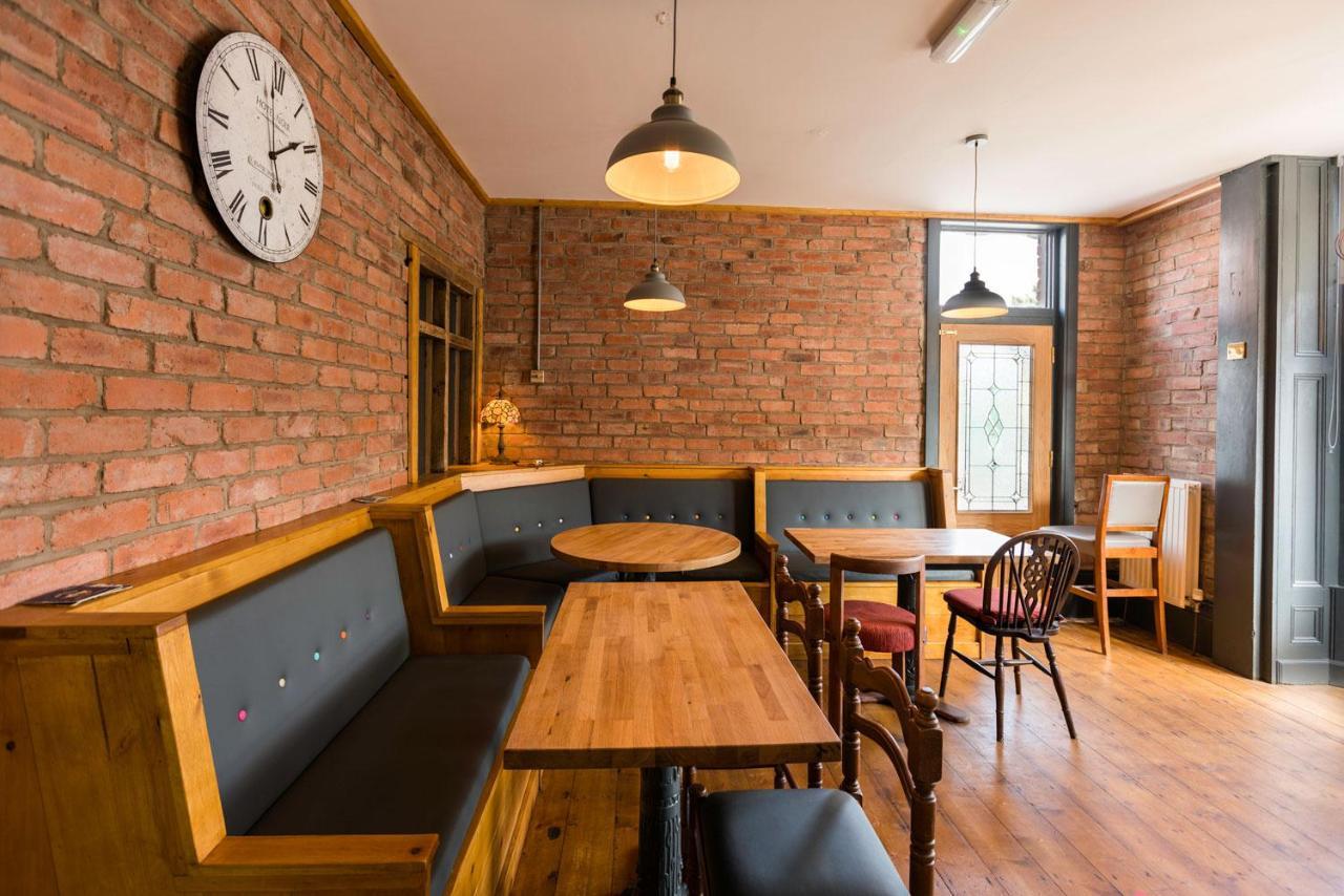 Swiss House B&B Castleton  Ngoại thất bức ảnh