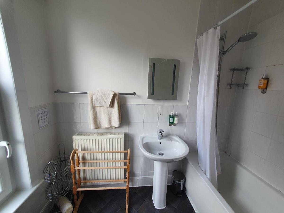 Swiss House B&B Castleton  Ngoại thất bức ảnh