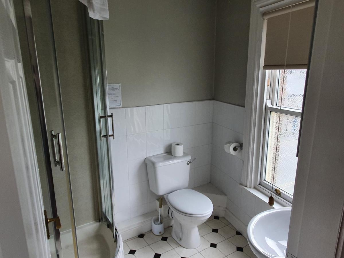 Swiss House B&B Castleton  Ngoại thất bức ảnh