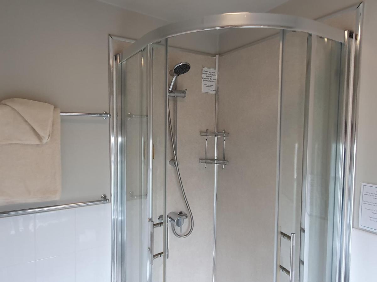 Swiss House B&B Castleton  Ngoại thất bức ảnh